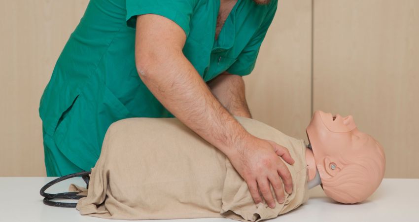 Un corso pratico e teorico che prepara i partecipanti ad affrontare situazioni di emergenza medica, fornendo le competenze per intervenire in modo efficace e tempestivo.